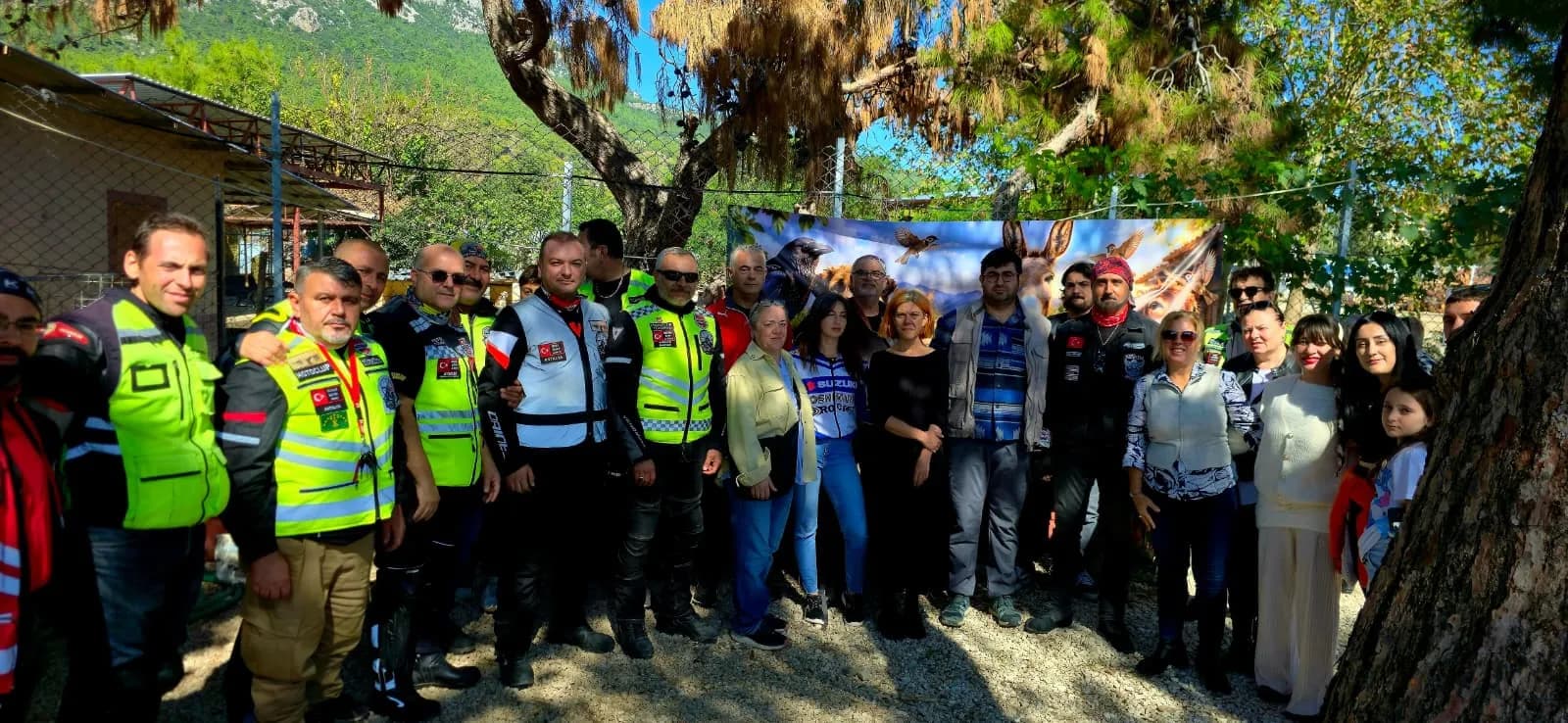 Kemer Belediyesi hayvan barınağını motosiklet sürücüleri ziyaret etti