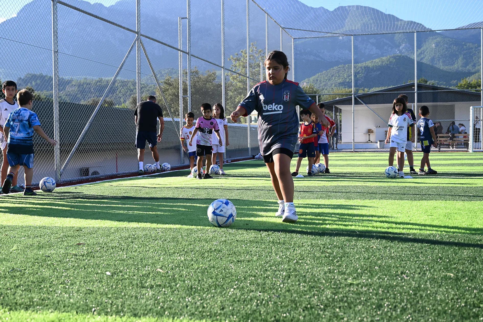 Halı saha futbol oynayan kız çocuğu 