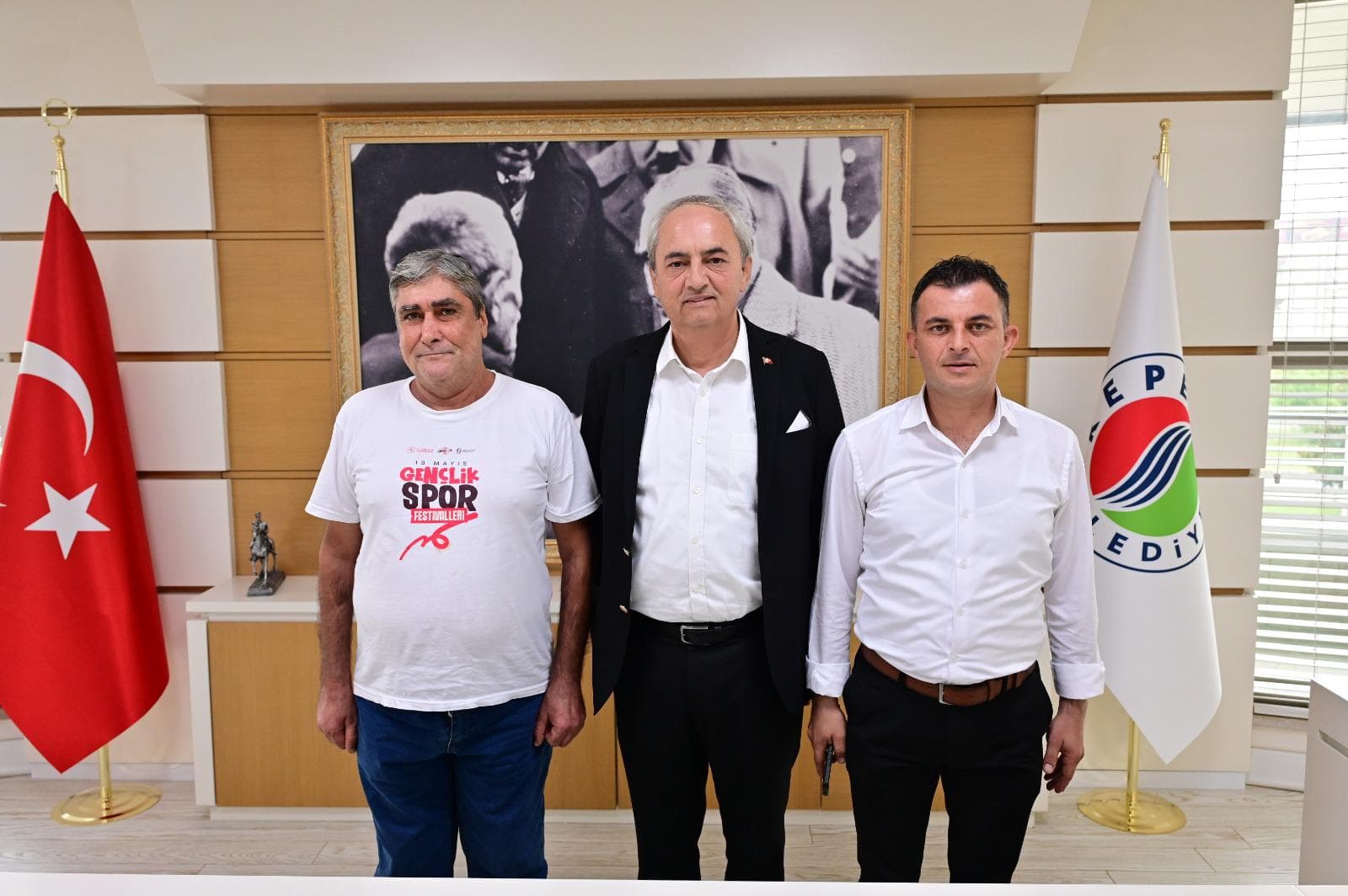 Mesut Kocagöz evsiz yurttaşı makamında ağırladı