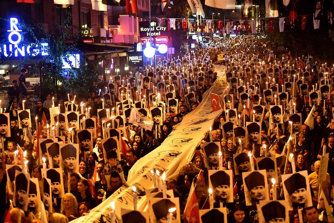 Muratpaşa’da Ata’ya saygı yürüyüşü