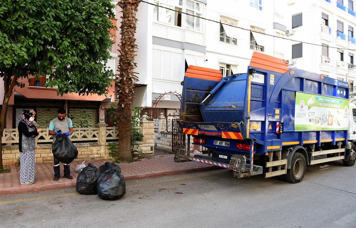 Muratpaşa’da çöpler çöpe gitmiyor cebe dönüyor