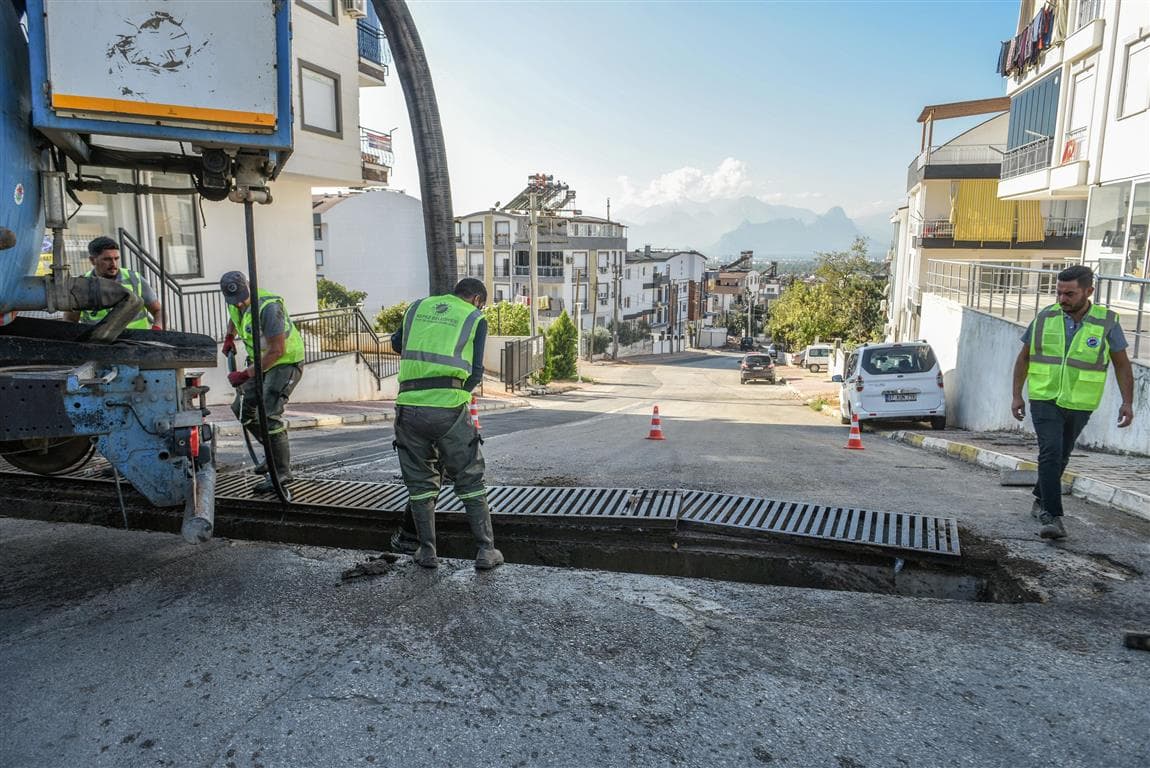 Kepez’de vakumlu ekskavatörle mazgal temizliği