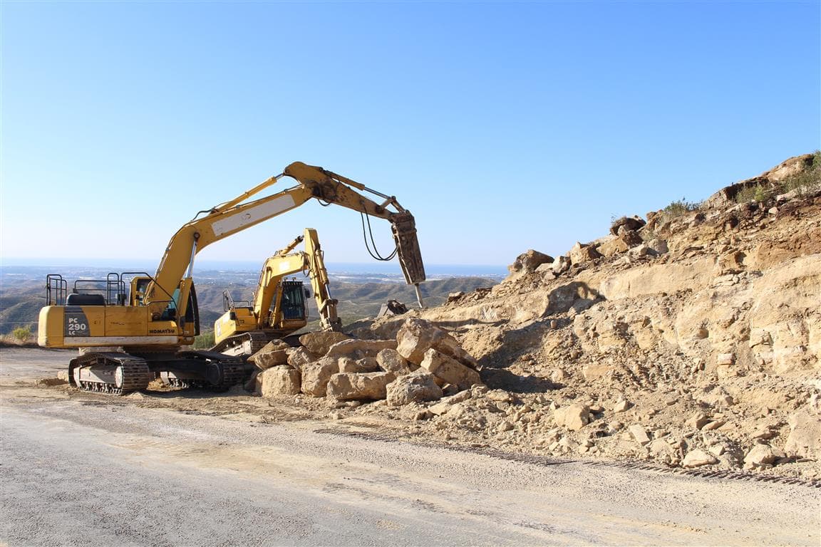 Manavgat’ta bozulan yollar onarılıyor