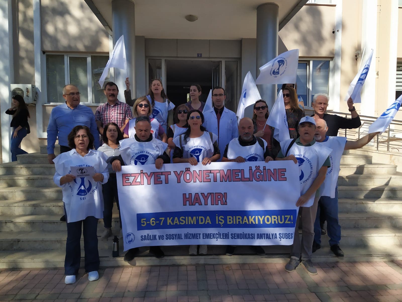 Sağlık çalışanları yeni yönetmeliğe karşı iş bıraktı: “Eziyet yönetmeliği hekim ve sağlık çalışanlarının meslekî saygınlık ve onurunu zedeleyen maddeler içermektedir”