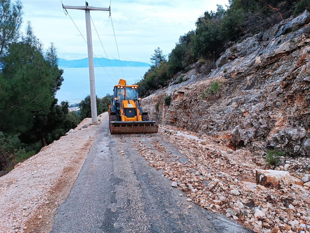 Finike’de taş ve mıcırla kaplanan yol temizlendi