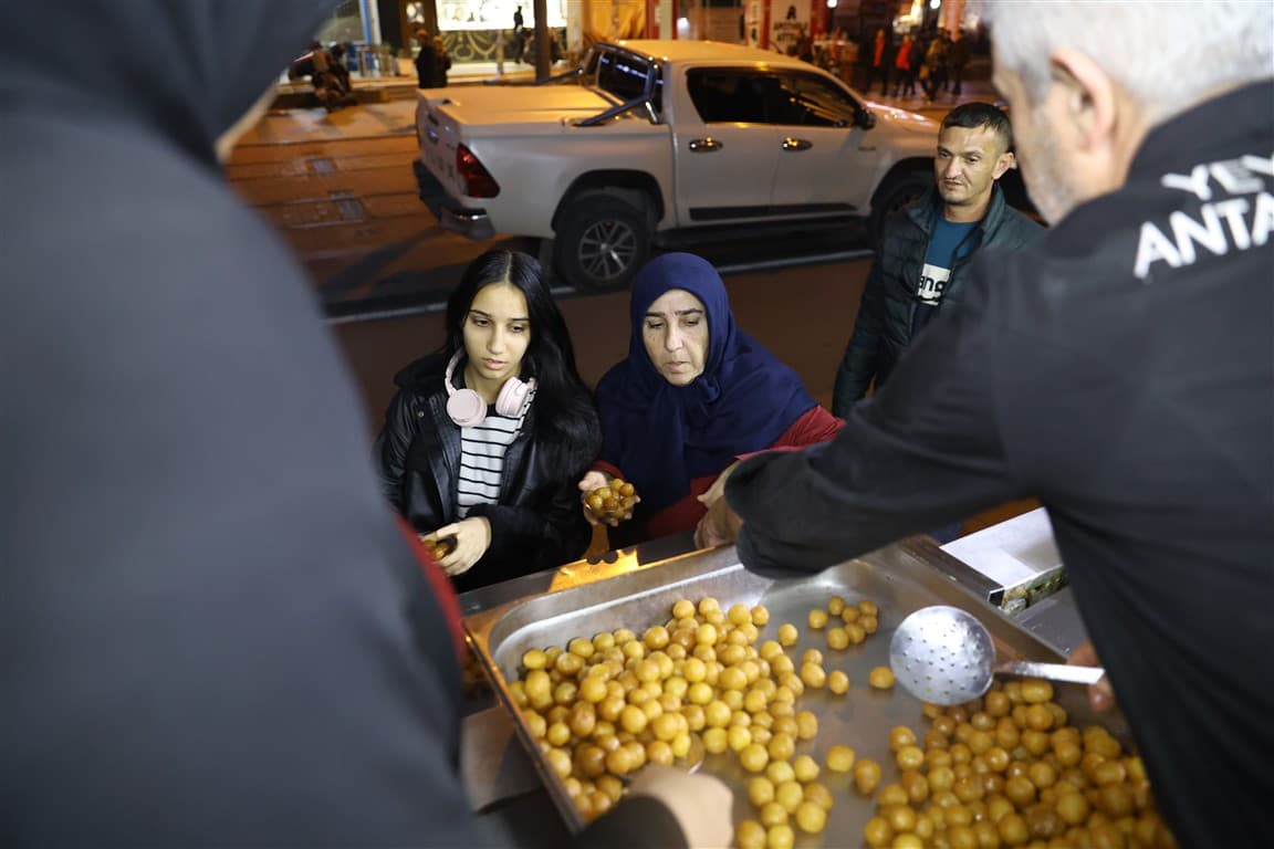 Antalya Büyükşehir Belediyesi’nden kandilde lokma ikramı