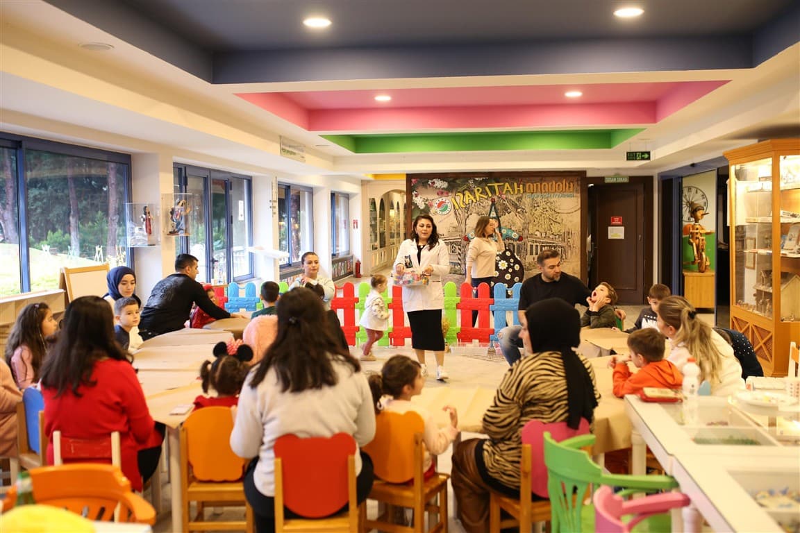 Kepez Belediyesi, çocuklara Ahşap Kardan Adam Atölyesi açtı