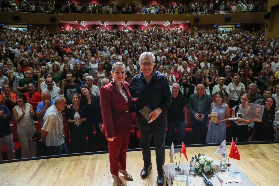 Zülfü Livaneli, Antalya Kitap Fuarı’nda okurlarıyla buluştu