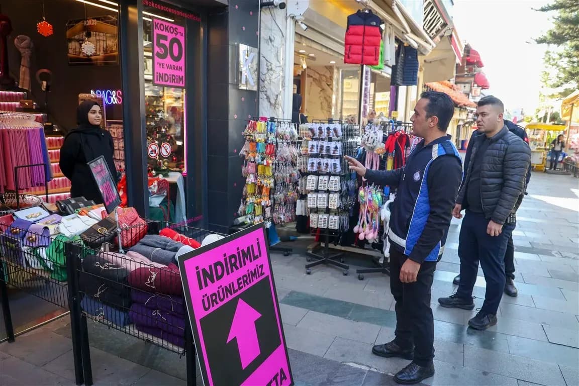 Antalya Büyükşehir zabıtasından Kapalı Yol’da kaldırım işgali denetimi