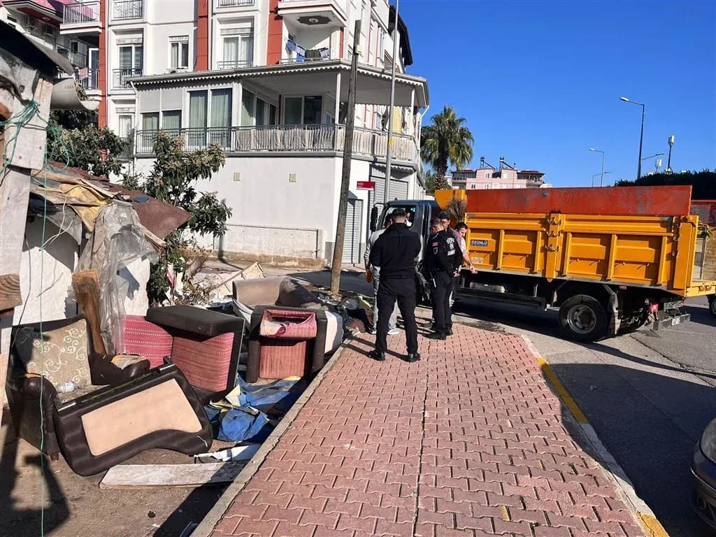 Kepez Belediyesi Şafak Mahallesi’nde atık temizliği yaptı