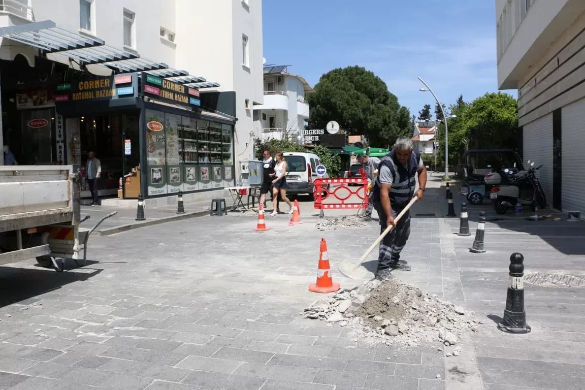Kemer Liman Caddesi'nde bordür ve kaldırımlarda onarım yapıldı