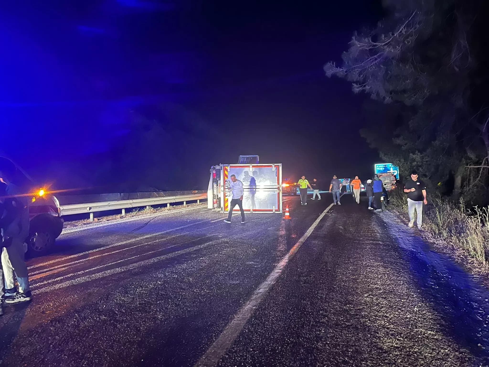 Kemer’de tır ve motosiklet devrildi