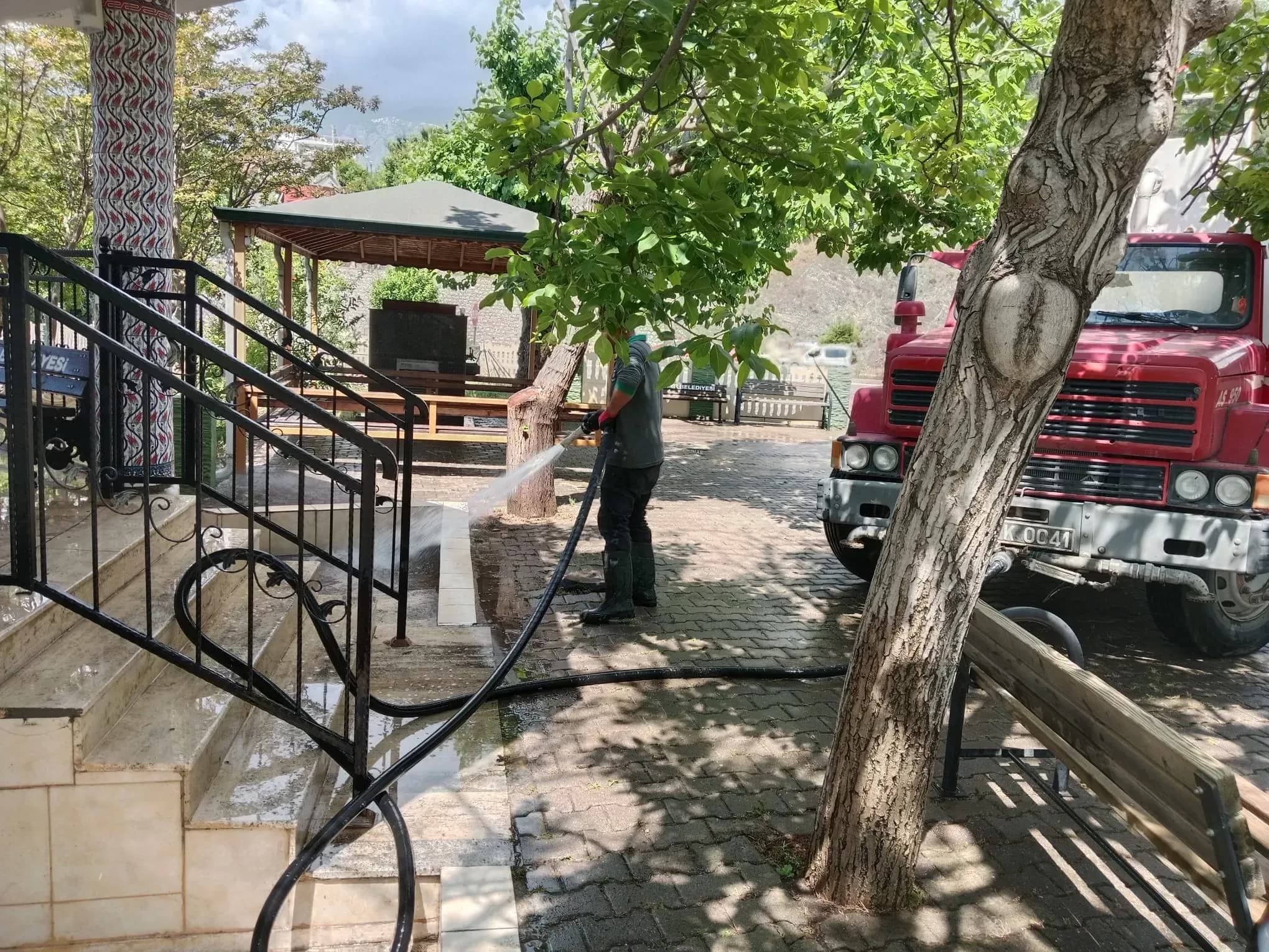 Kemer'de camilerde bayram temizliği yapıldı