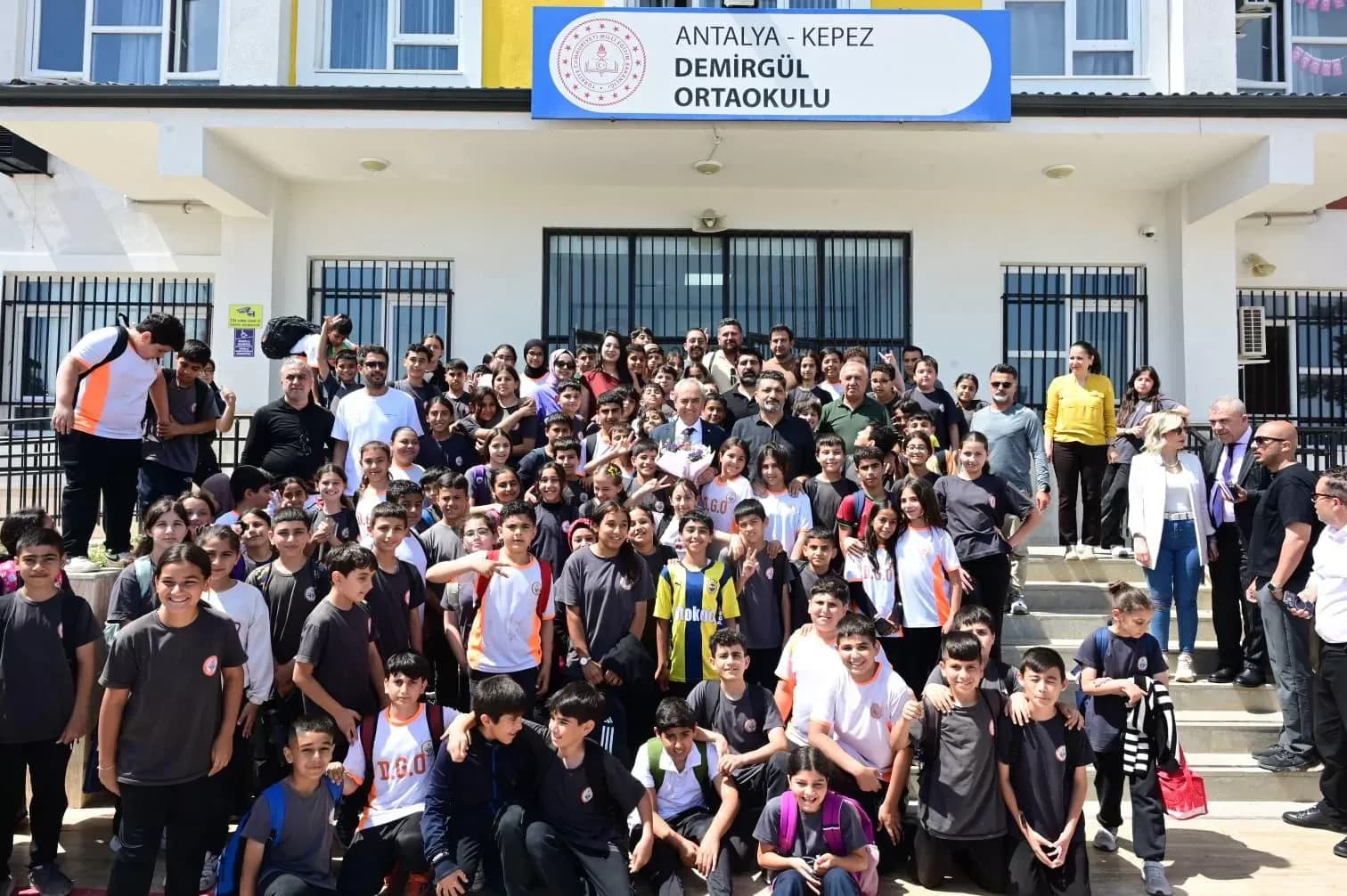 Kepez Belediye Başkanı Kocagöz okulları ziyaret etti