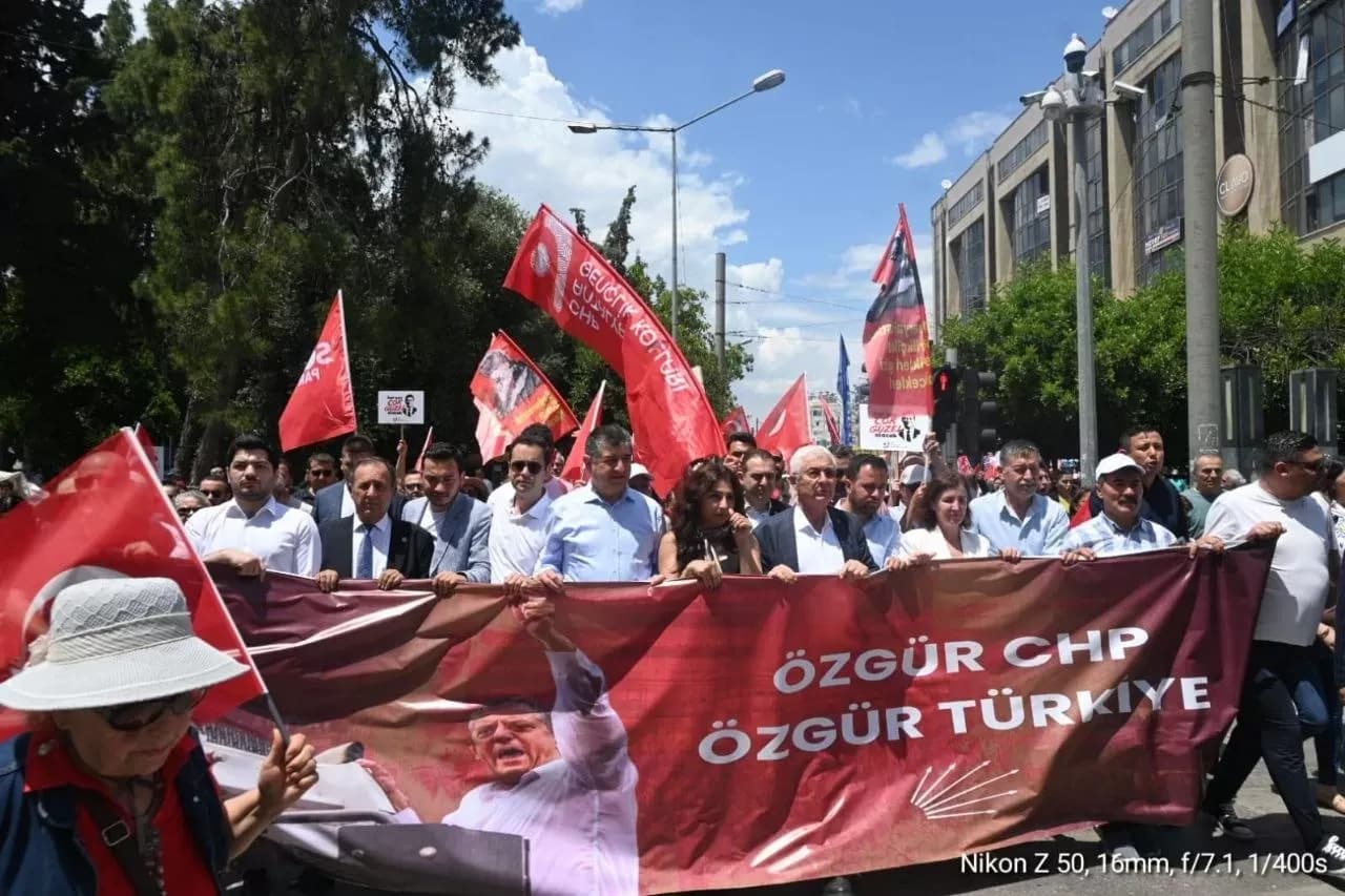CHP Antalya İl Başkanlığı’ndan "Mutlak Butlan" kararına yürüyüş ve oturma eylemi