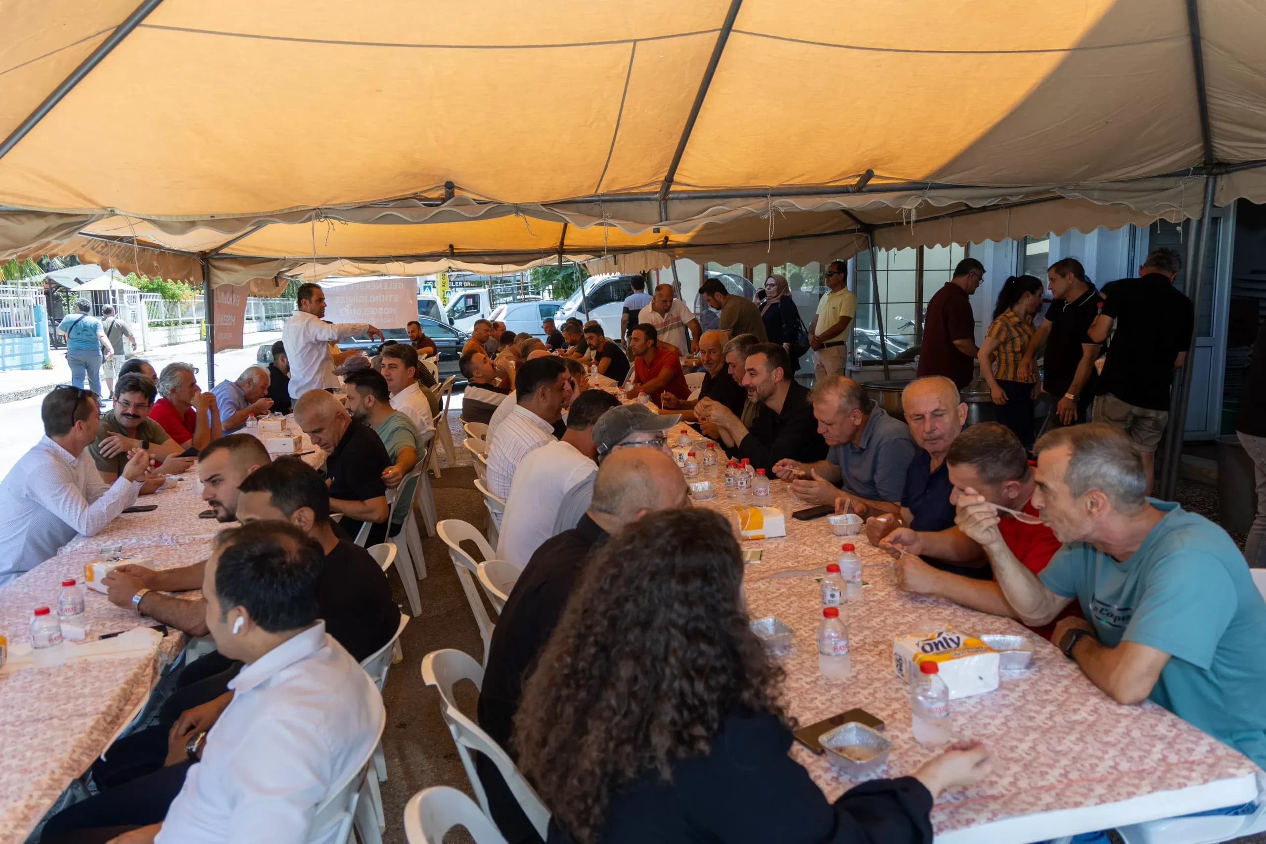 Çiçek, pazarcıların düzenlediği aşure etkinliğinde yurttaşlarla bir araya geldi