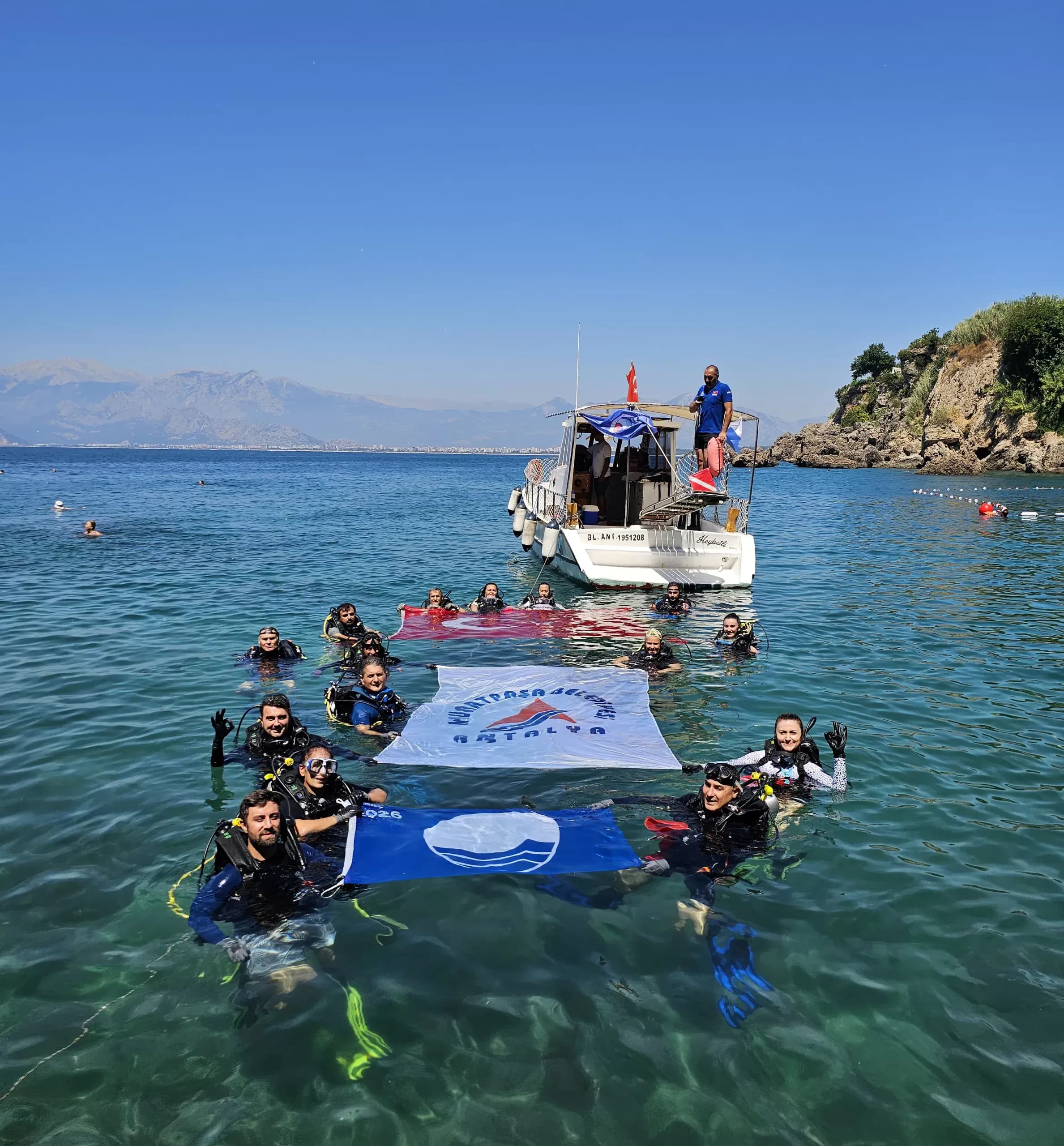 Muratpaşa Belediyesi dalgıç ekipleri Erenkuş Plajı’nda deniz dibi temizliği gerçekleştirdi