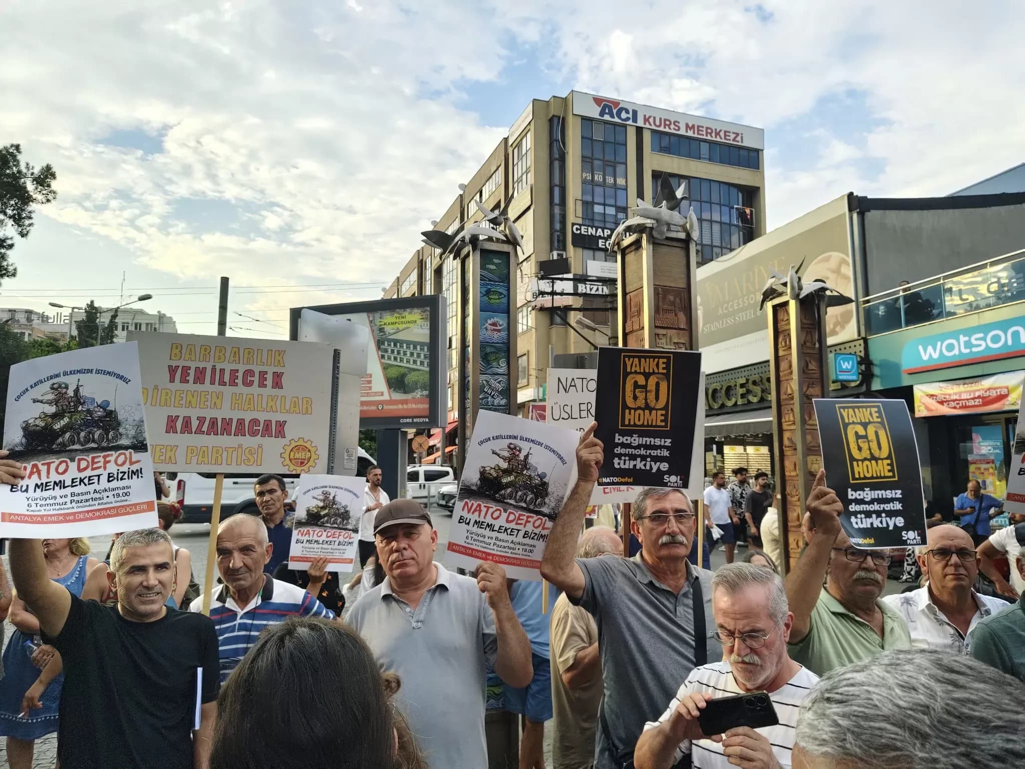 Antalya’da NATO karşıtı yürüyüşe polis müdahalesi