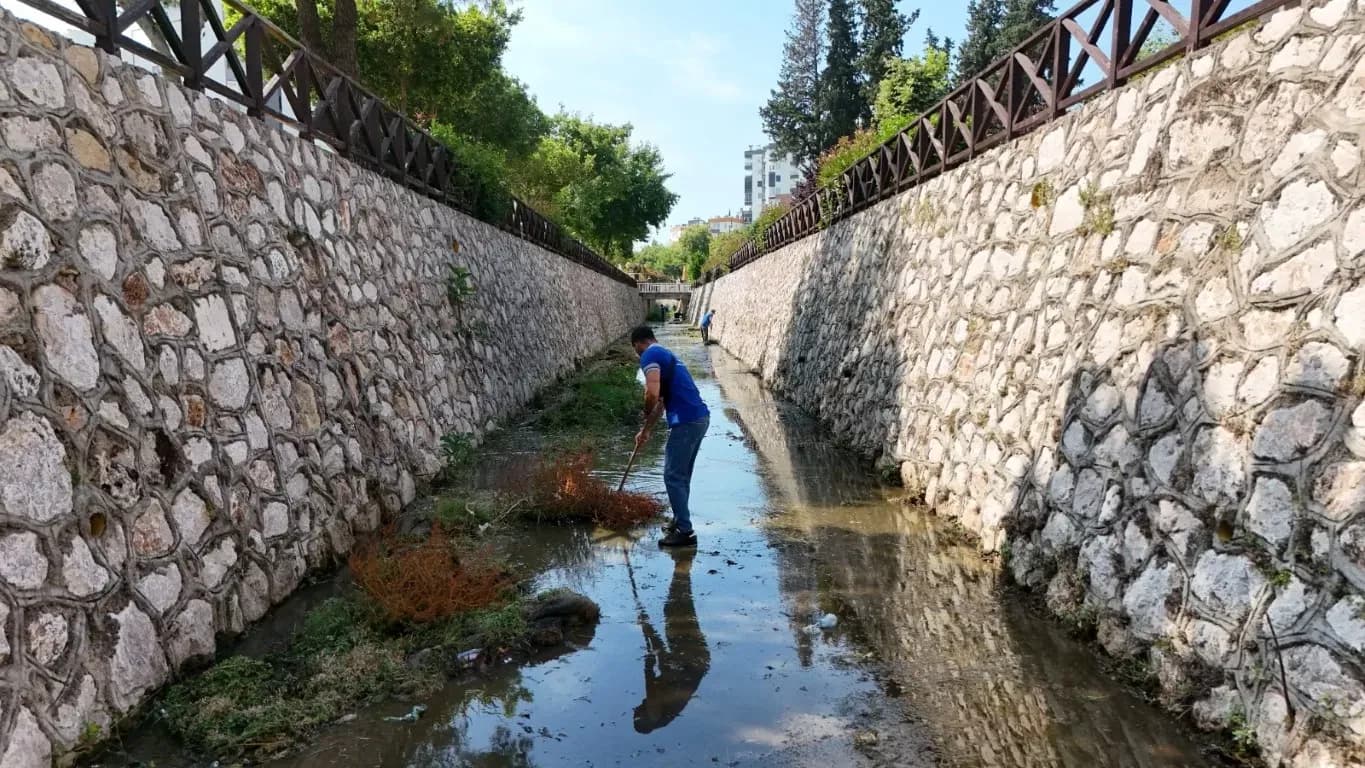 ASAT, Gürsu Mahallesi’nde kanal temizliği çalışması yürütüyor
