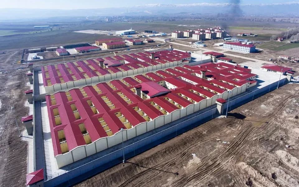 İHD Antalya: “İnsanlık dışı ‘kuyu tipi’ hapishaneler derhal kapatılsın”