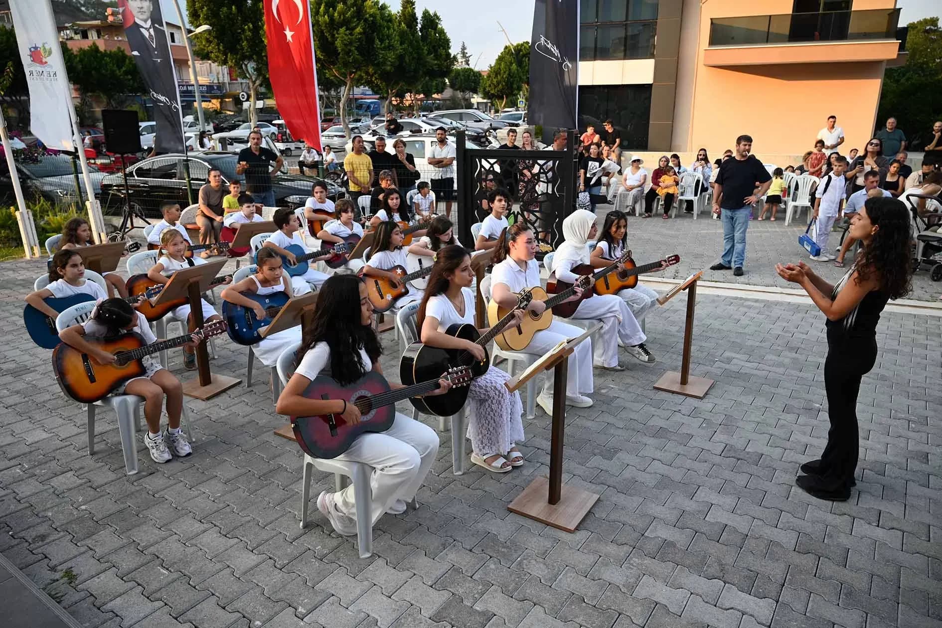 Kemer Belediyesi’nin yaz sanat kurslarında kapanış töreni