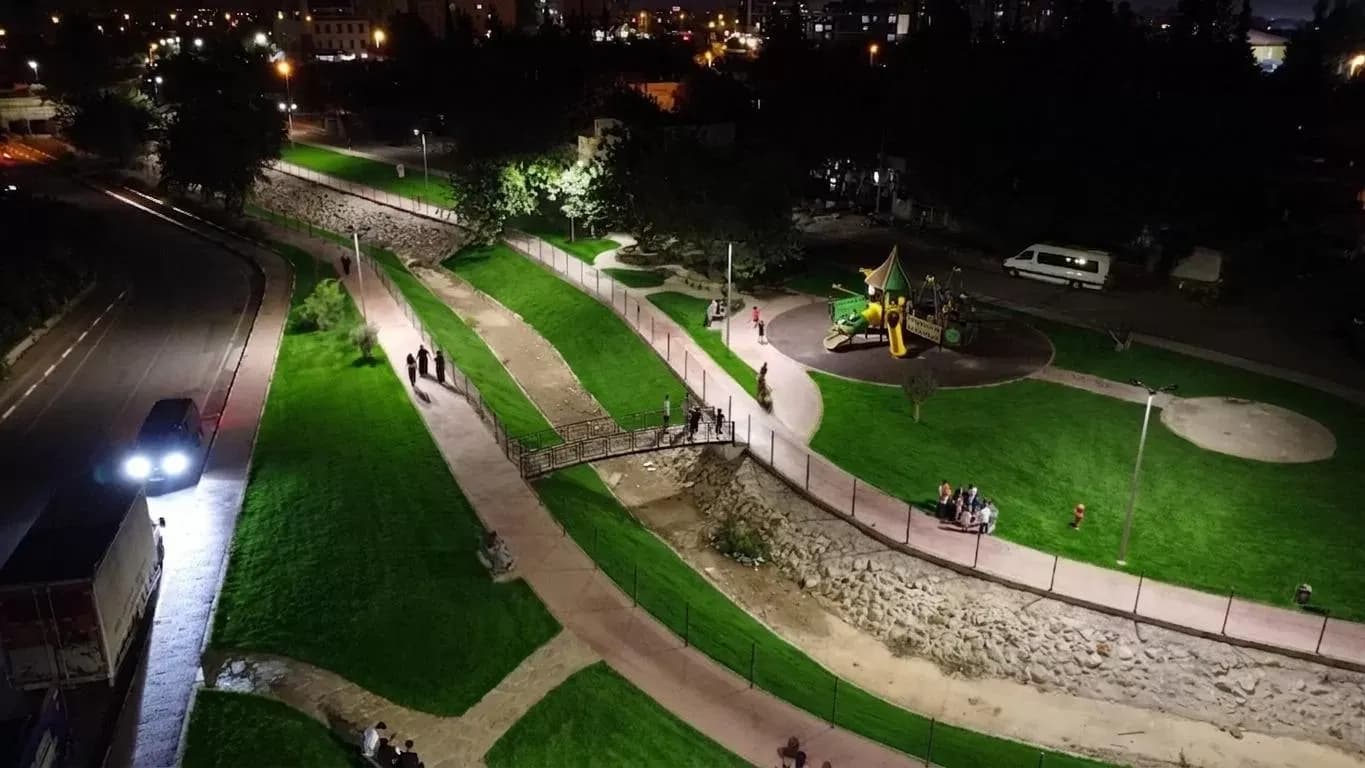 Kepez Belediyesi'nin park alanlarını aydınlatma çalışmaları
