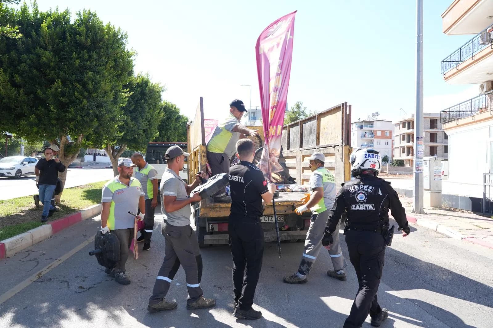 Zabıta ekipleri yollardan topladığı dubaları araça alıyor