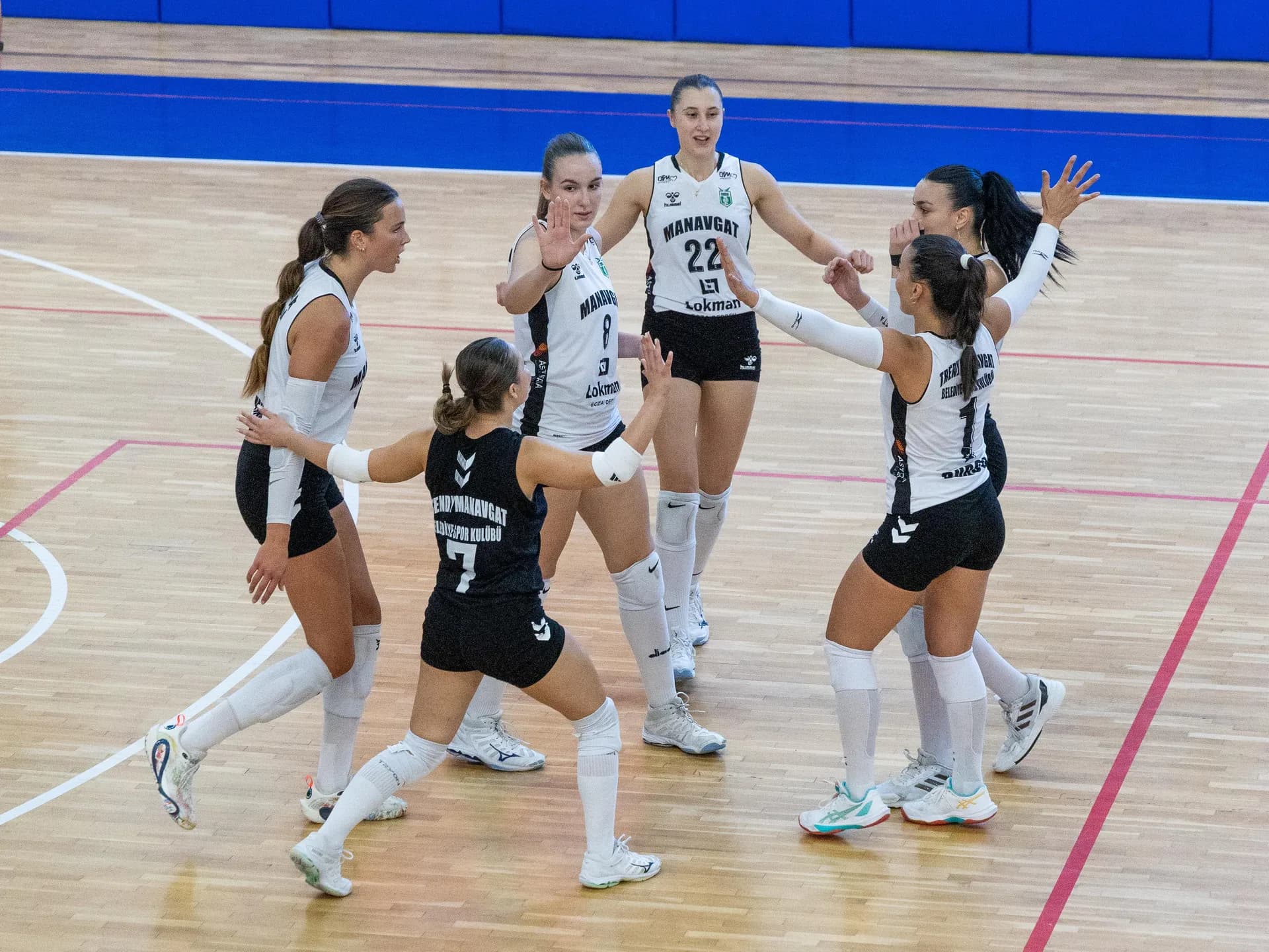 Manavgat Belediyespor Kadın Voleybol Takımı Sakarya karşısında 3-0 başarı elde etti