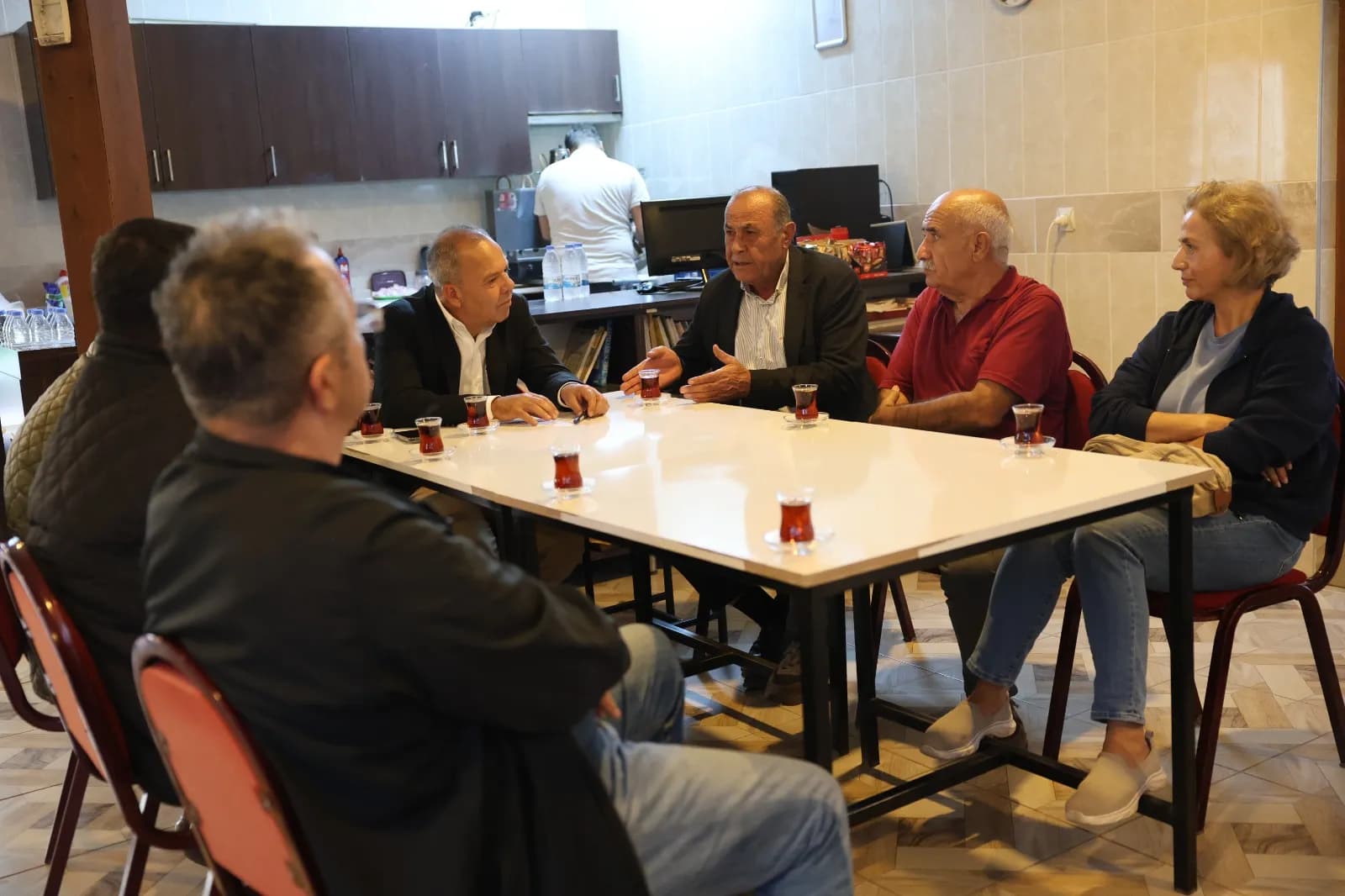Emekli kahvesinde Döşemaltı Belediye Başkanı Dal yurttaşlarla buluştu