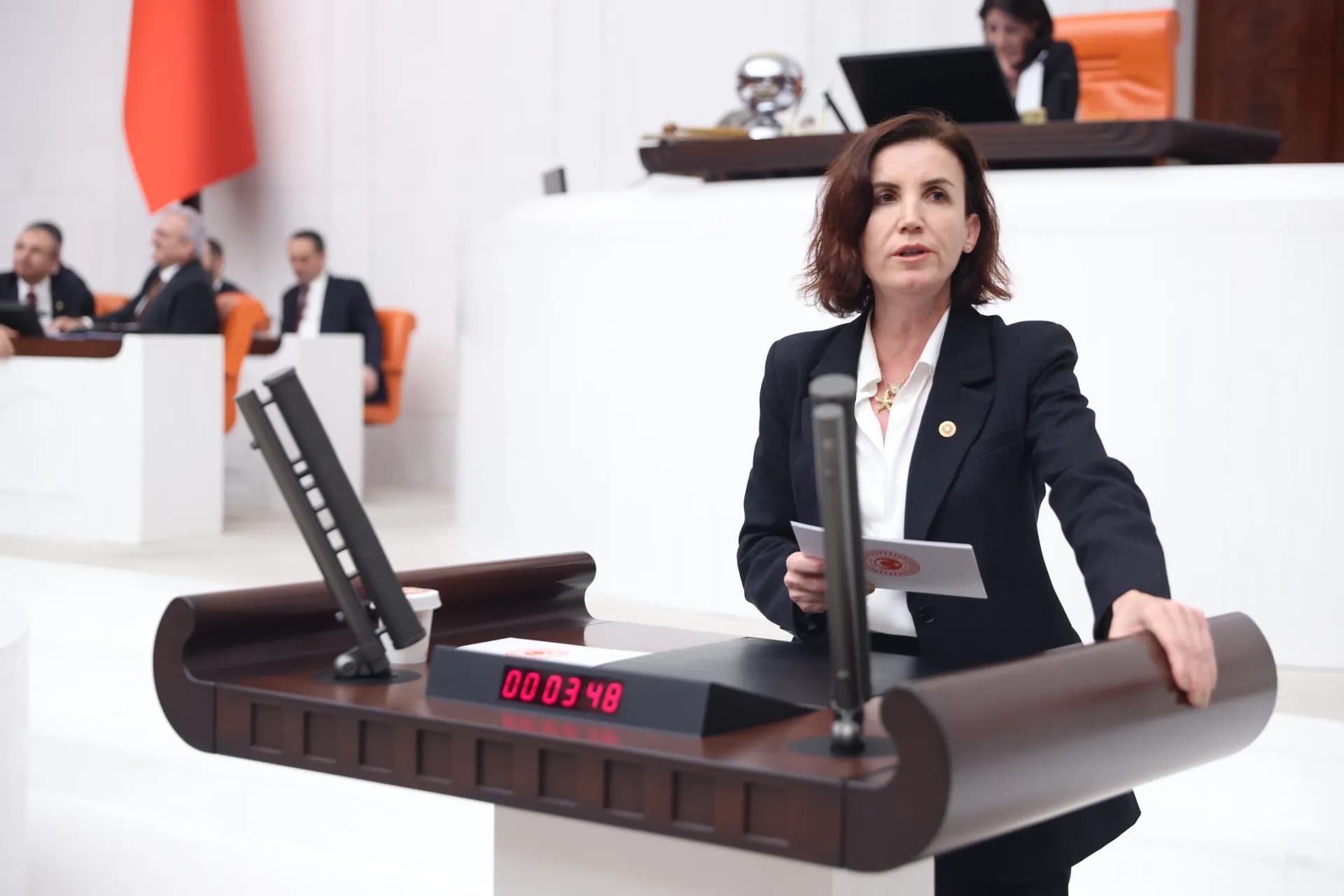 YENİ Parti Antalya Vekili Aliye Coşar Meclis kürsüüsnde üstünde siyah ceketi var