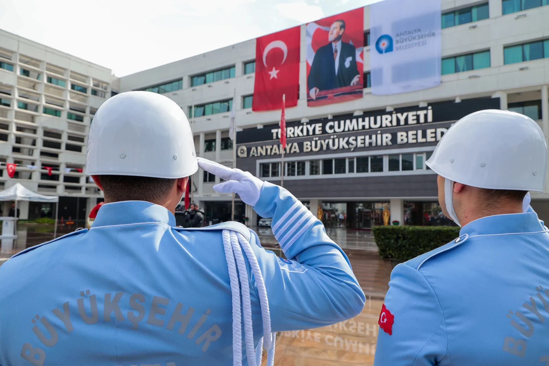 Askerler Atatürk Anıtı'na selam verirken