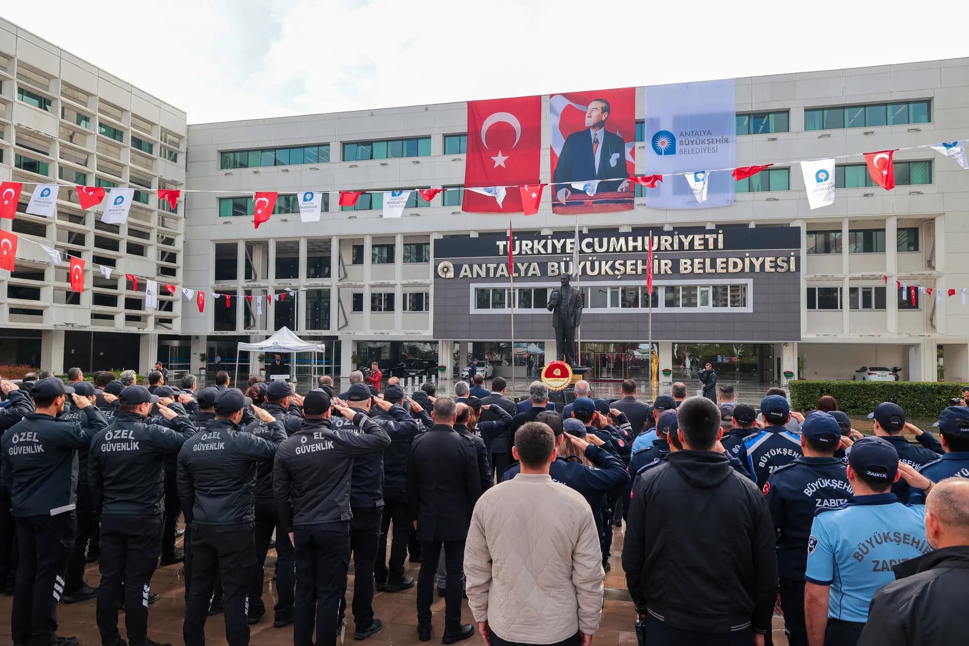 çelenk töreni saygı duruşu 