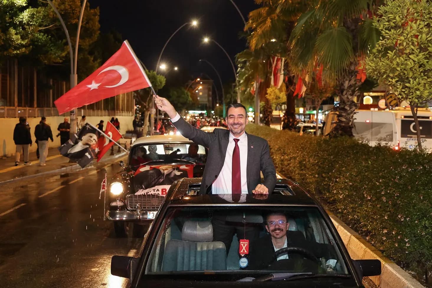 Araba üstünde elinde bayrak Manavgat Belediye Başkan Vekili Çiçek