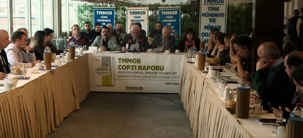 Bir masa etrafında konuşan insanlar