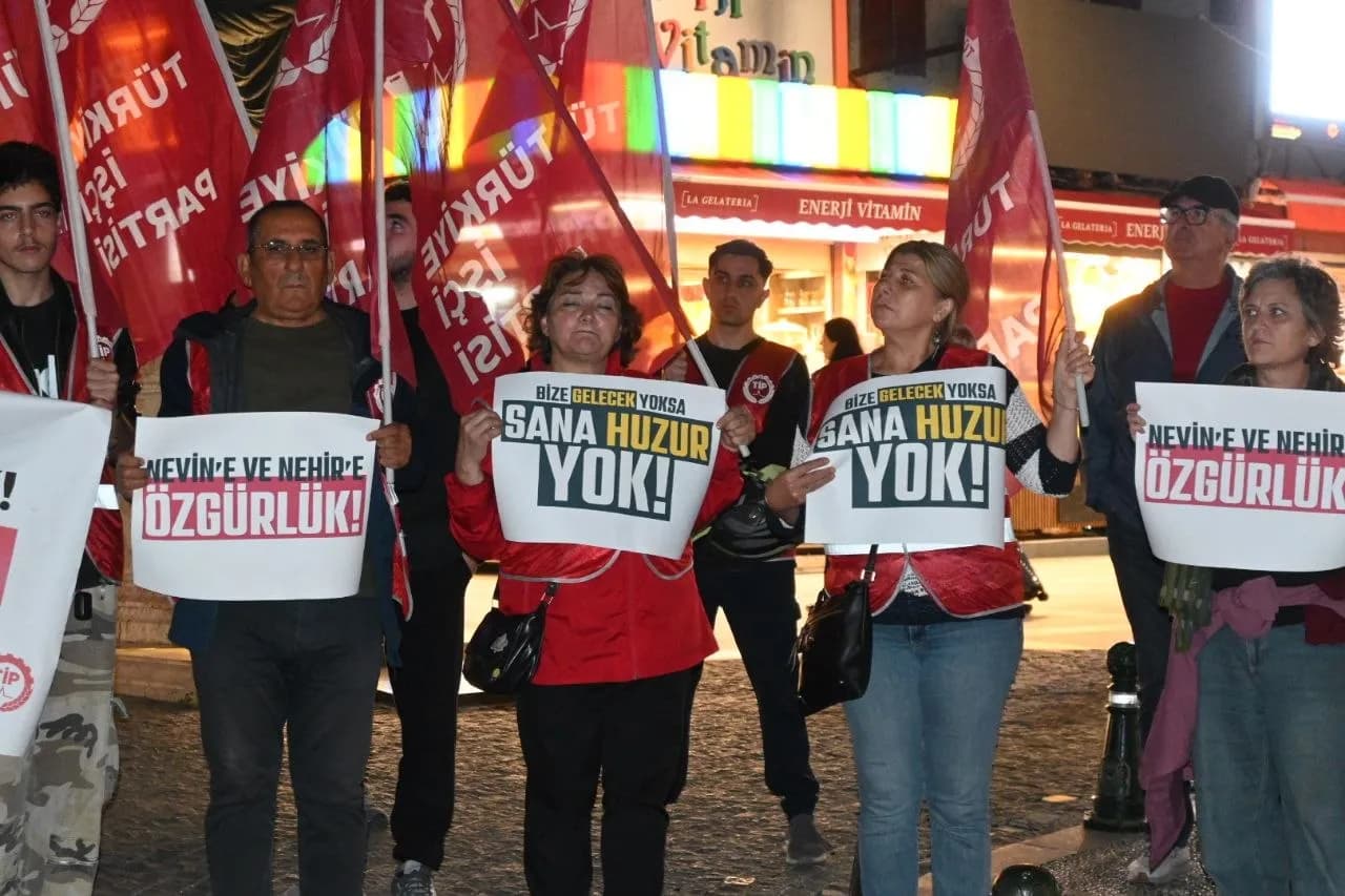 ellerinde sana huzur yok yazılı afişlerle kadınlar eylemde