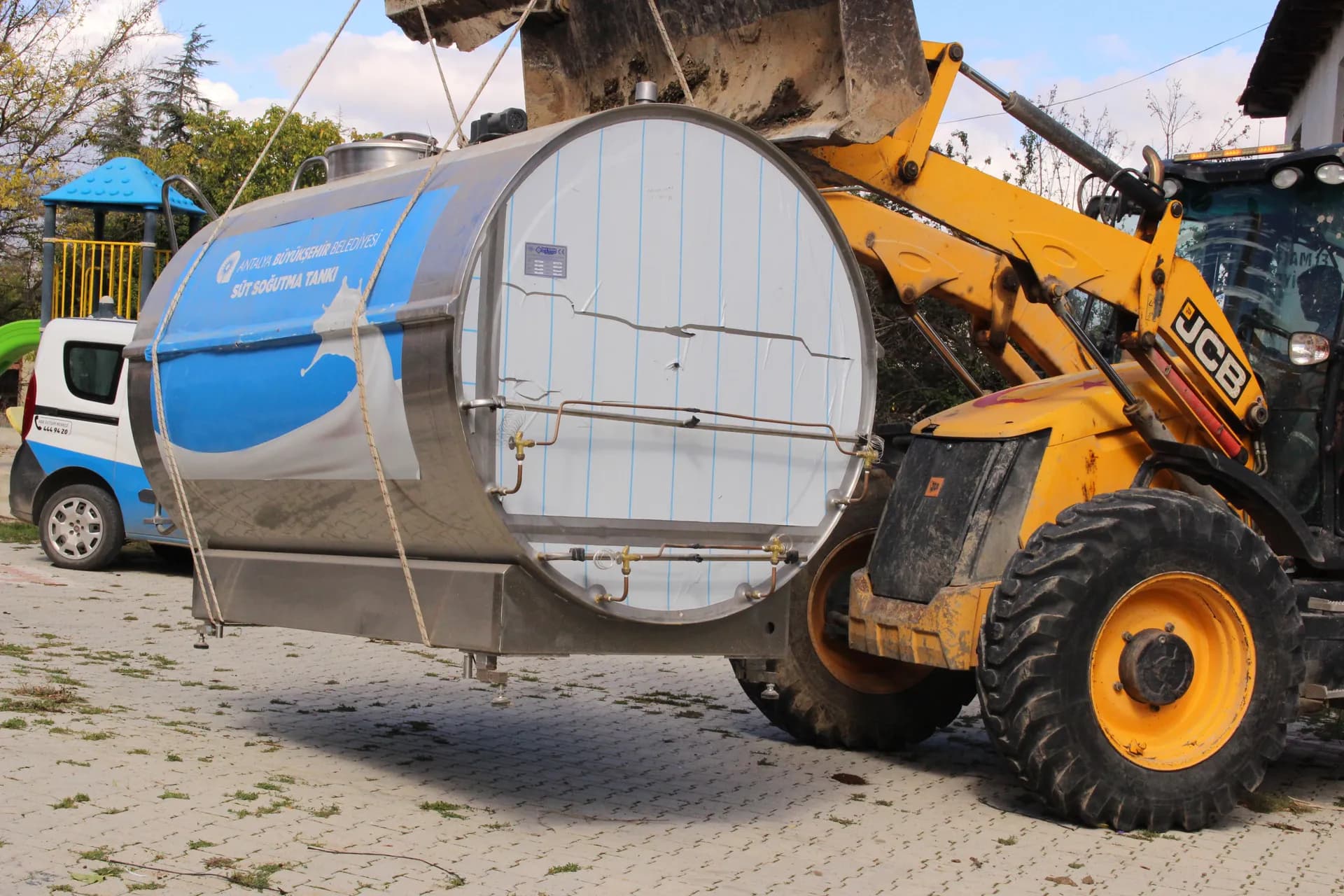 Antalya Büyükşehir Belediyesi'nden Elmalı'da kooperatife süt soğutma tankı
