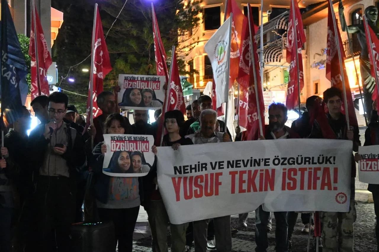 Eylem görüntüsü ellerinde pankart ve bayraklar