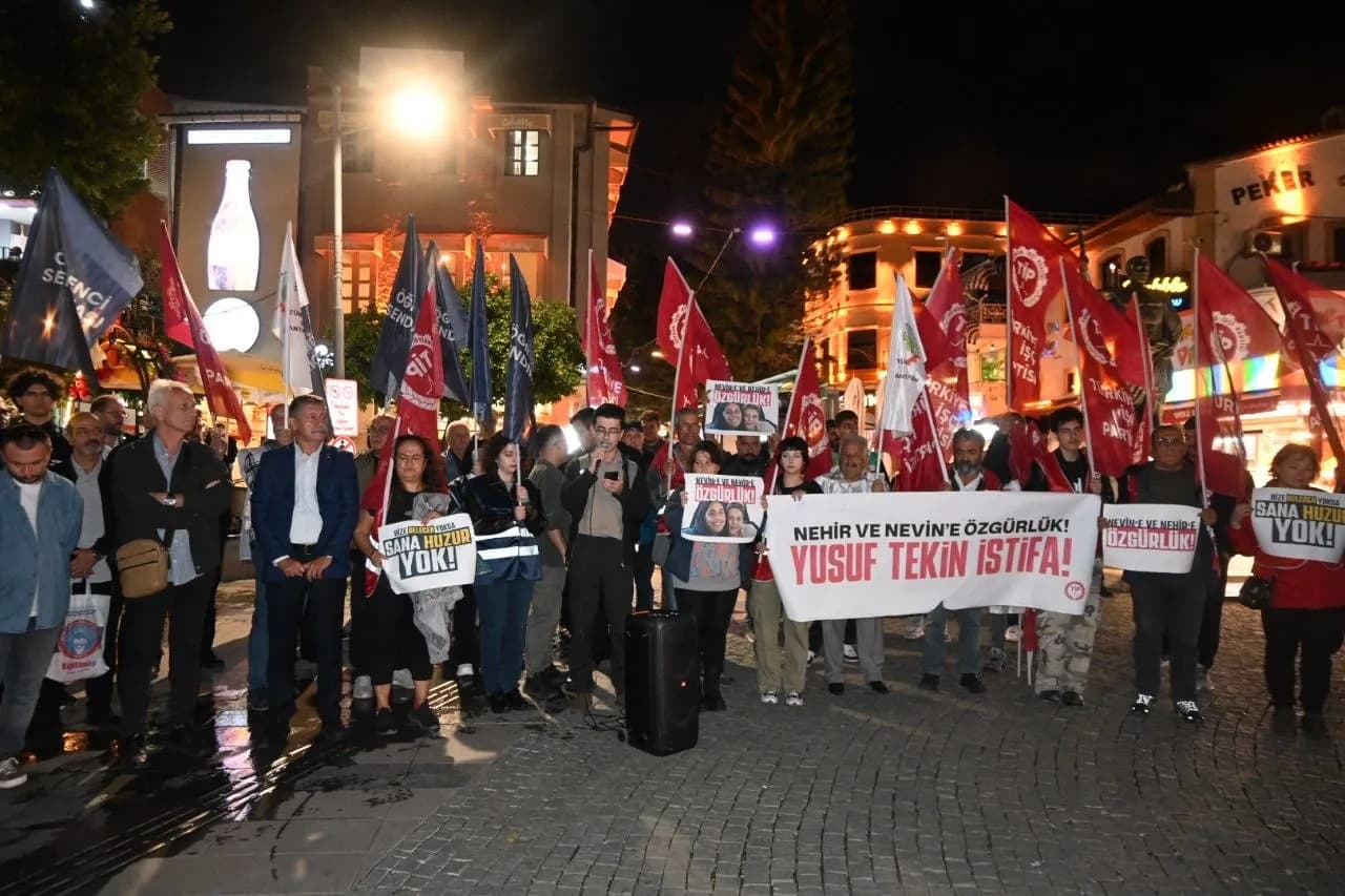 Eylem görüntüsü gençler ellerinde pankar tutuyor bir erkek mikrofonla konuşuyor