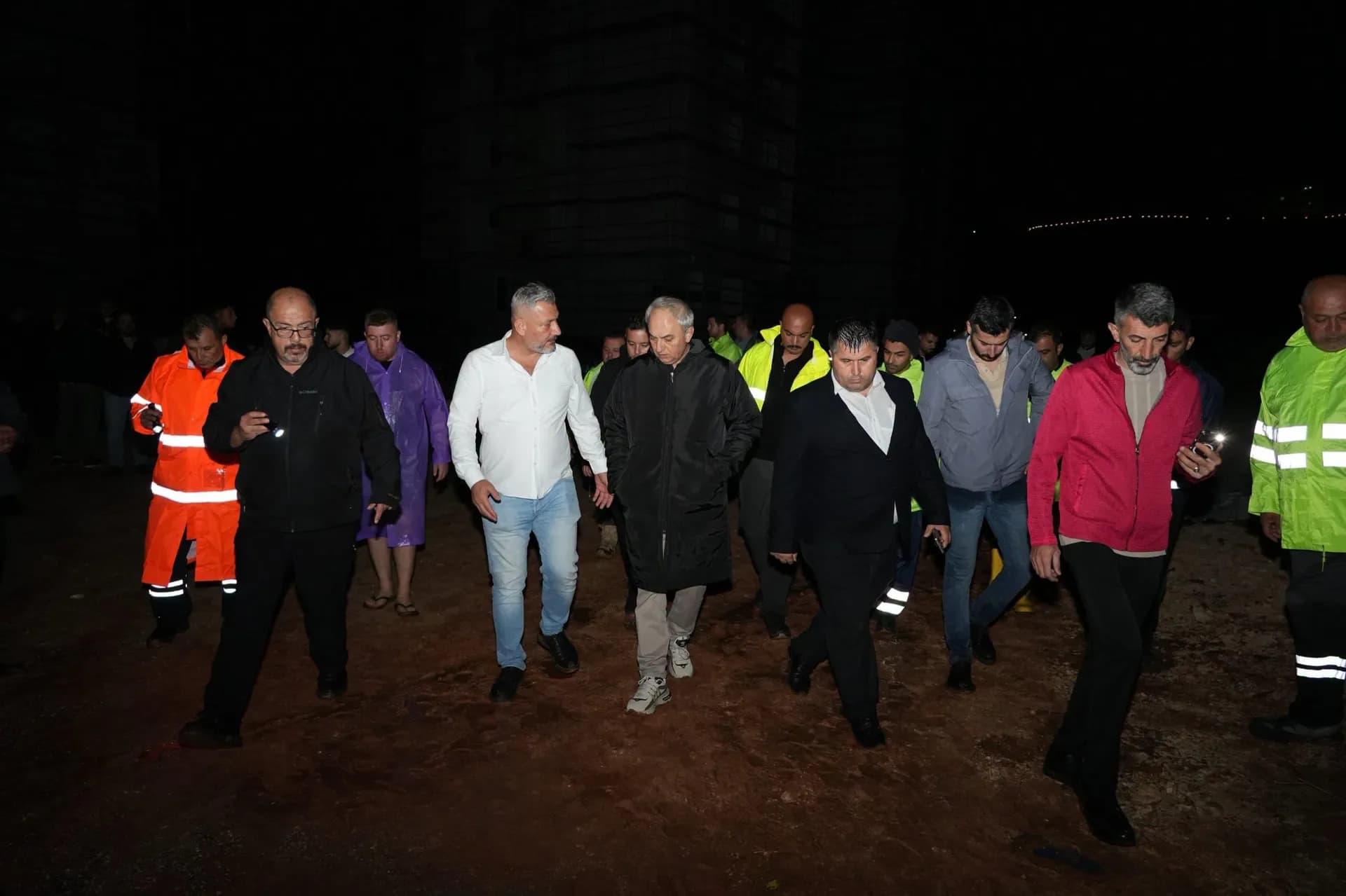afet ekipleri ve Kepez Belediyesi Başkanı Kocagöz yürürken 