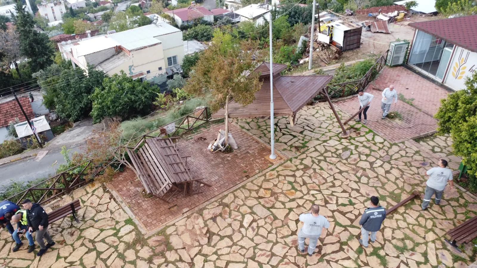 Hortum nedeniyle kırılan iki adet çardak 