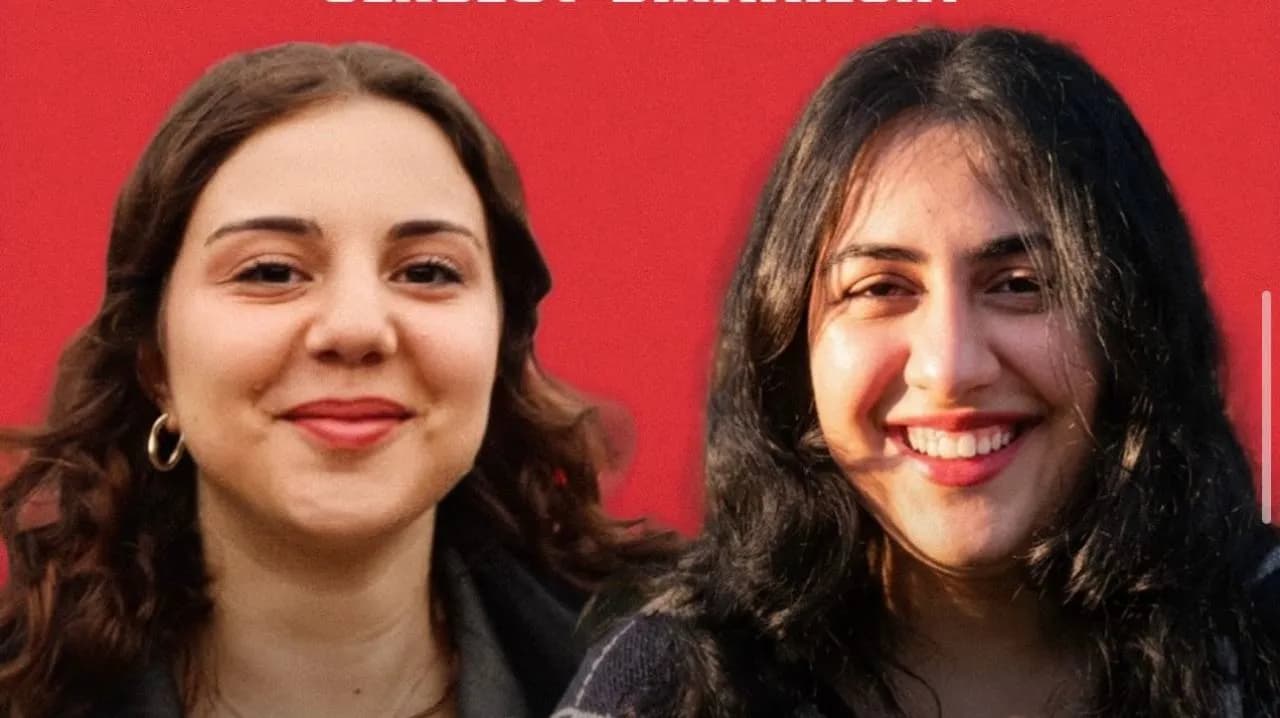 İki gülen genç kadın 