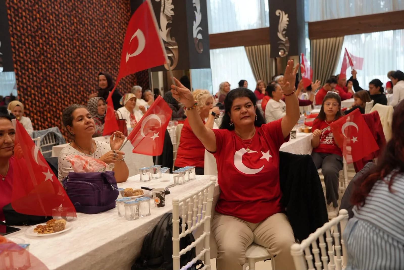 Kadınlar Türk bayraklarıyla masada
