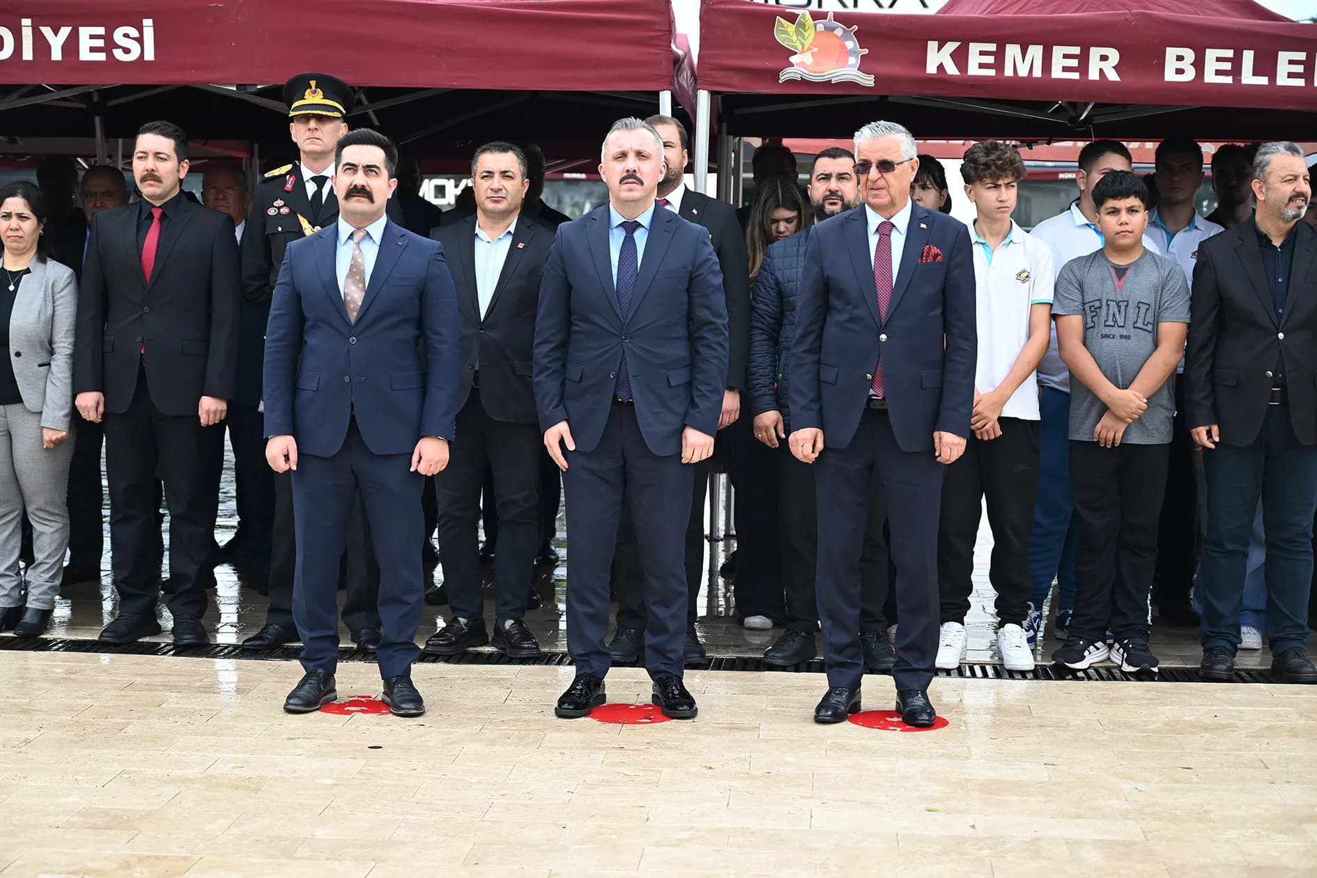 Çelenk sunma töreni 
