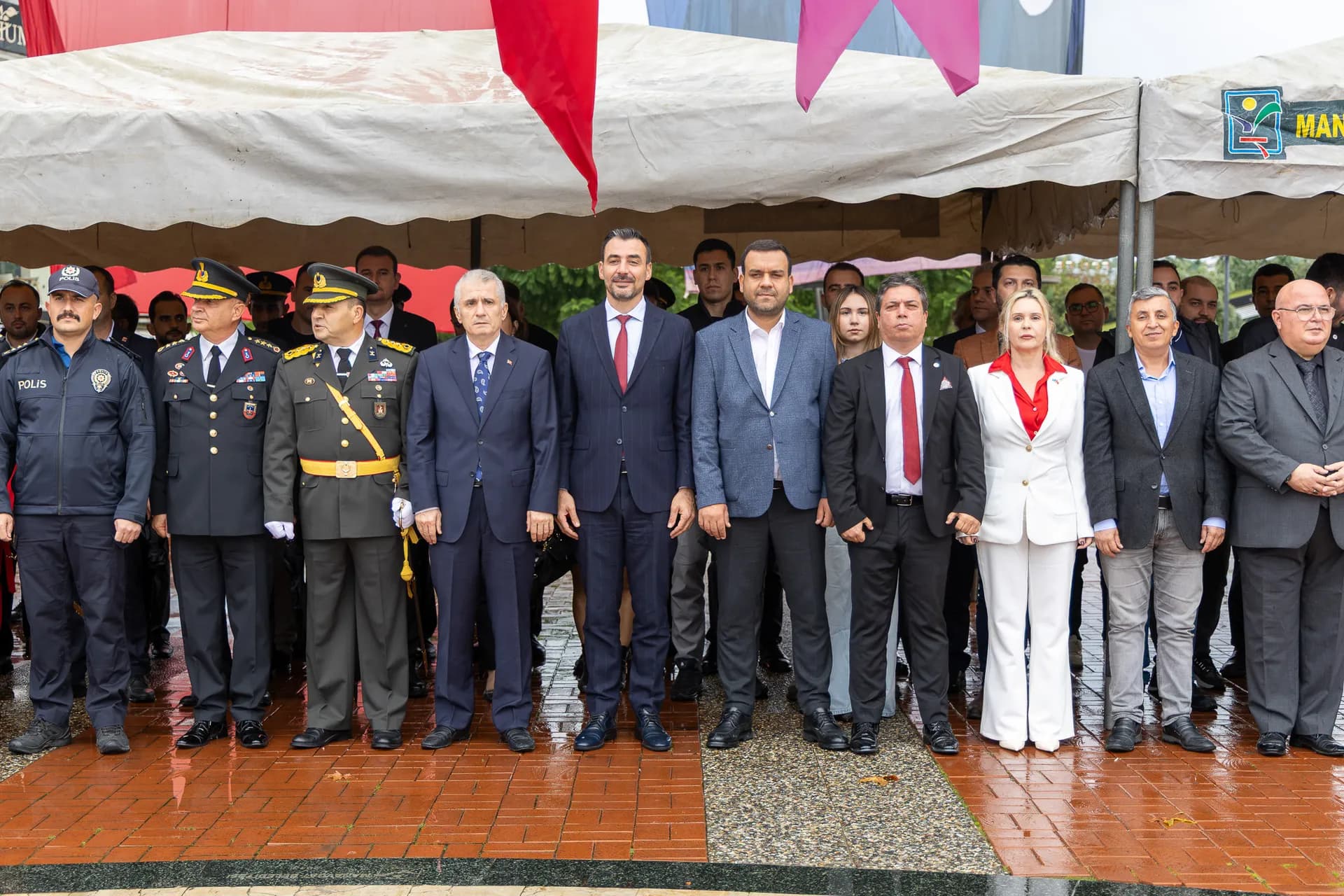 Manavgatta çelenk töreninde yer alan kişiler