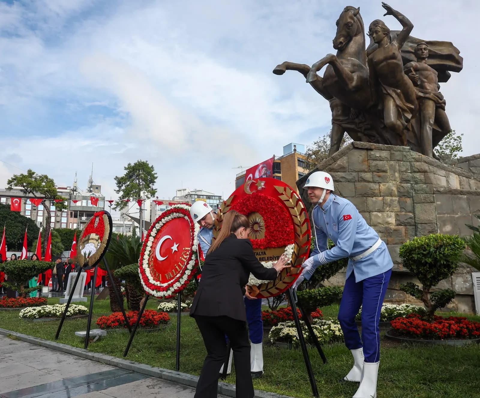 Özdemir çelenk sunuyor Atatürk Anıtı'na