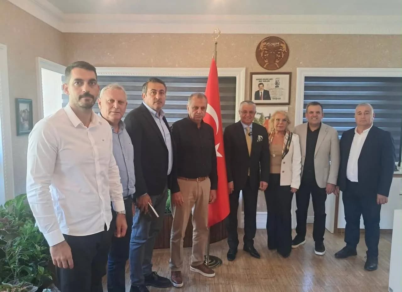 Kemer Belediyesi Başkanı Necati Topaloğlu sekiz belediye meclis üyesiyle CHP'den istifa etti