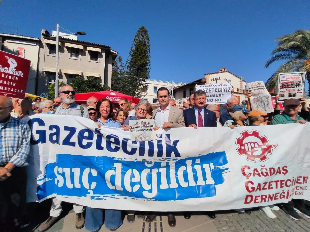 Gazetecilik suç değildir yazılı parkartı tutan insanlar 