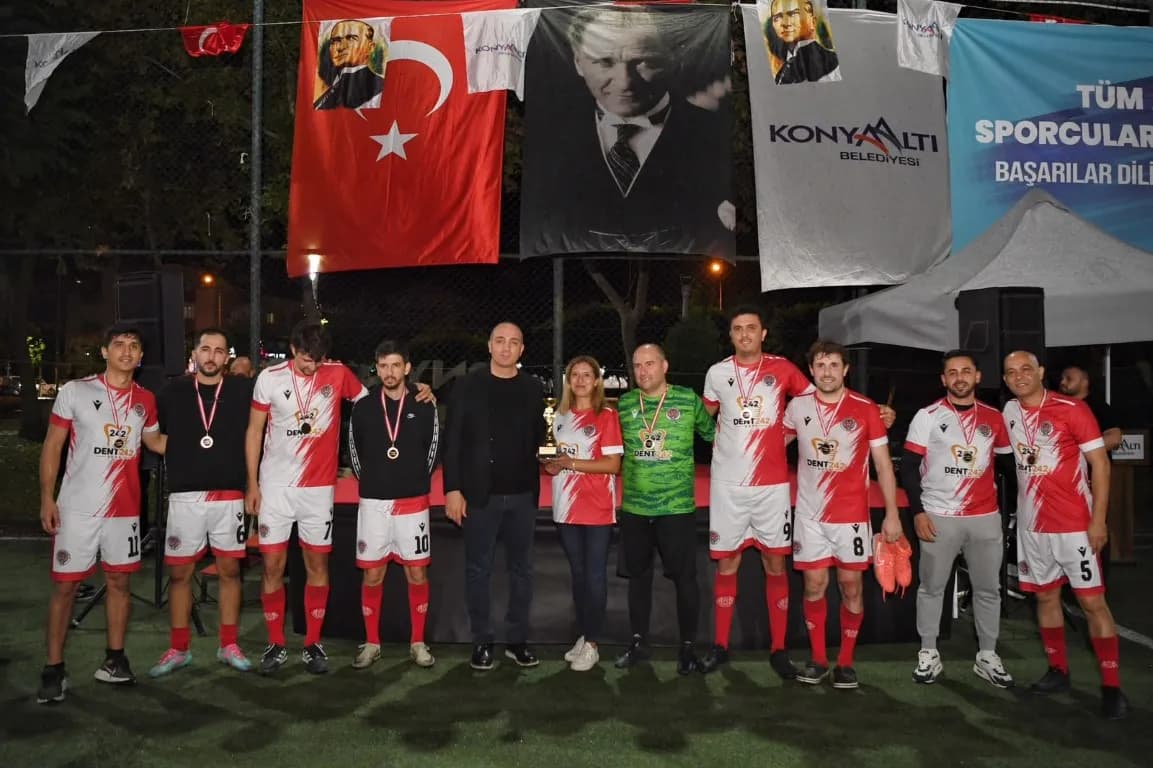 Dizilmiş futbolcular arada Cem Kotan 