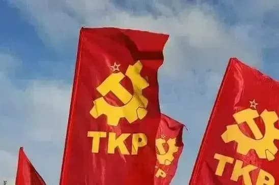 TKP Bayrağı kırmızı bayrak sayı logo TKP yazısı yer alıyor