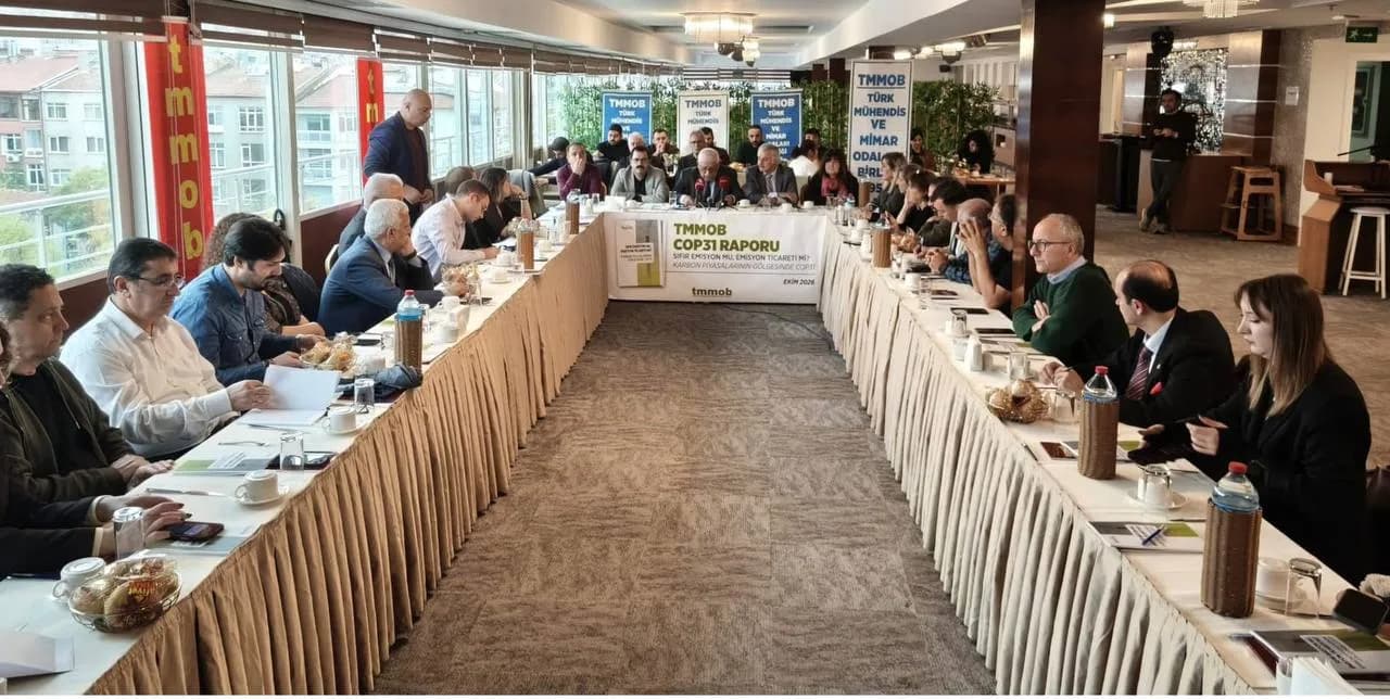 U şeklinde masa etrafında oturan insanlar